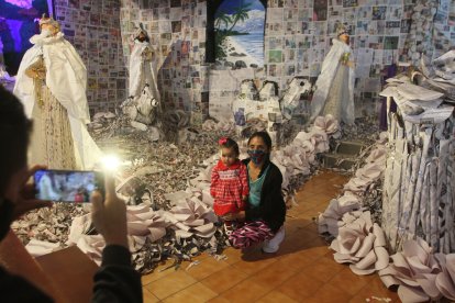 La gente aprovecha para fotografiarse con las esculturas.