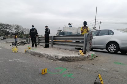 Autoridades realizaron el levantamiento del cuerpo en la Vía Perimetral de Guayaquil.