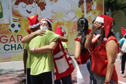 La alegría embargó a este niño luego de recibir su obsequio.Agencia (ag-extra)