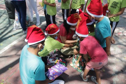 Los más pequeños pintaron sus rostros de diferentes colores.Agencia (ag-extra)