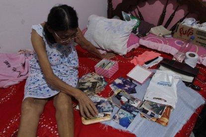 1- No hay día en el que doña Nelly no llore por su hijo, a quien contempla en fotos  viejas. Clama a Dios para que Él le haga justicia, pues no confía en la terrenal.