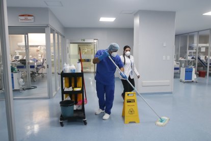 El personal de limpieza también ‘pone el hombro’  durante las festividades navideñas y de fin  de año.