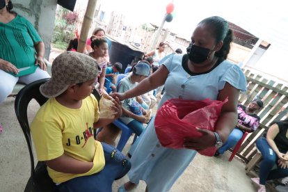 Lorena repartió fundas de canguil, panes de Pascua y más, a los chicos del agasajo.