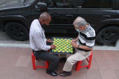 En ambos extremos de Lorenzo de Garaycoa y Aguirre se juega, pero el costado derecho es más concurrido.