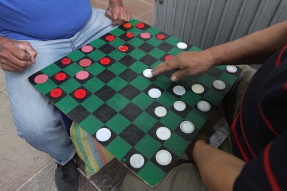 Los cuadros de los tableros son de colores variados, al igual que las fichas que se utilizan.