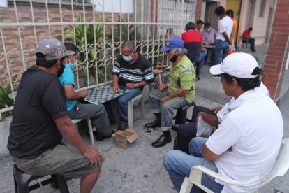 En Rumichaca y Capitán Nájera también se reúnen a jugar. Allí hasta les llegan a vender 'jama'.