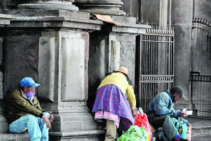 En el portal de la iglesia de San Francisco se ubican decenas de indigentes con la esperanza de recibir comida o ropa.