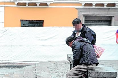 Algunos se quedan dormidos en media plaza. Sus ‘panas’ los cuidan en la medida de lo posible.