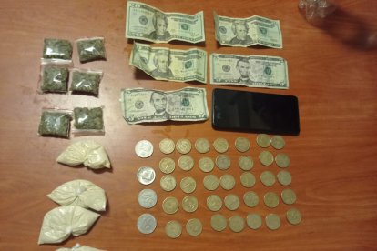 Al sujeto también le encontraron dinero que sería parte de la venta ilegal.