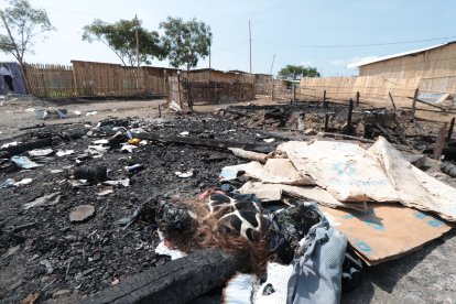 Aquí ocurrió el incendio. Ayer aún se hallaban cabellos de la joven fallecida.
