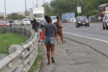 Los ciudadanos recorren el carril sur - norte de la Perimetral, esperando la ayuda ciudadana.