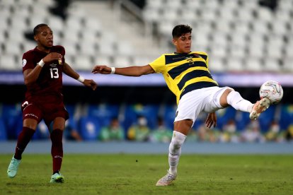 Piero Hincapié (d), con 19 años, es uno de los titulares indiscutibles de la Tricolor.