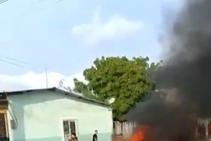 Momento en que ardían los sospechosos.