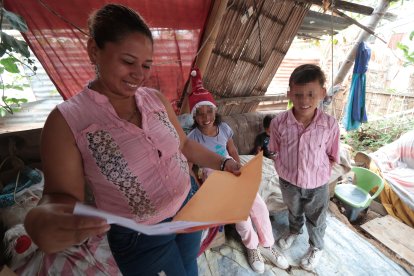 Felicidad y alivio se vio en el rostro de Gabriela y sus hijos, cuando le entregamos la orden de las cenas.