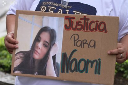 Carteles pidiendo justicia para Naomi llevaron los manifestantes a la Fiscalía.