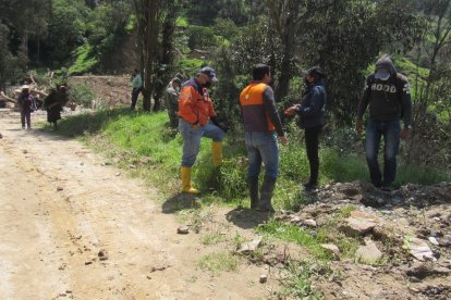 Rescatistas de distintas instituciones participan en la búsqueda de la última víctima desaparecida.