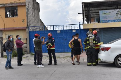 Afuera, allegados de las víctimas preguntaban pormenores a los bomberos.