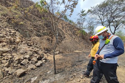 Peritos inspeccionaron el área para evaluar los daños.
