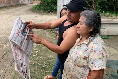 Cristal Nayeli y María Ángela Masache, hija y madre de Franio, observan el mensaje ganador.