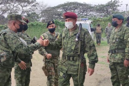 El jefe del Comando Conjunto Fabián Fuel, en el relevo de tropas afuera de la Penitenciaría.