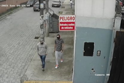 Estos son los sujetos que reparten los papeles en los locales.