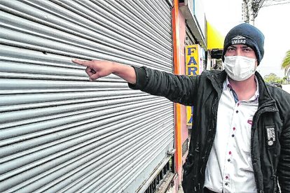 Los agujeros de los balazos quedaron hasta en las puertas enrollables de un comedor.