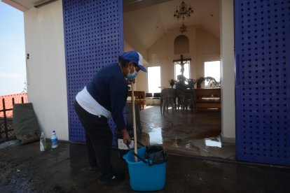 María Simbaña lo ayuda en la limpieza de templo.