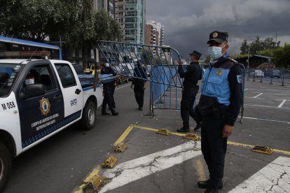 En la Shyris la concentración de ciudadanos bebiendo alcohol y ocasionando grescas llevó a la colocación de vallas.