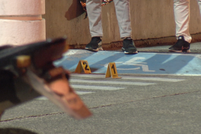 En la escena se hallaron unos 10 elementos balísticos. Siete de ellos impactaron al hombre.