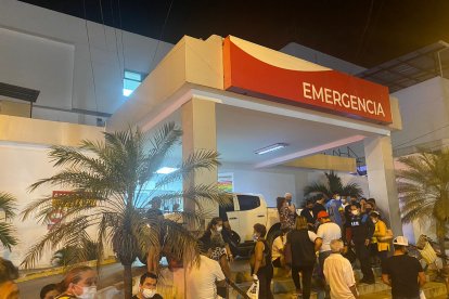 Familiares y amigos de la víctima acudieron al hospital para saber de su suerte.