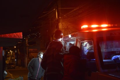 La gente miraba en la ambulancia para saber algo de la bebé.