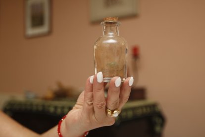 Se debe colocar la botella en la puerta de ingreso de un lugar.