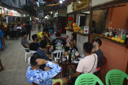 Los negocios abrieron ayer muy temprano para atender a los visitantes que deseaban sacar el 'chuchaqui' con buena comida.