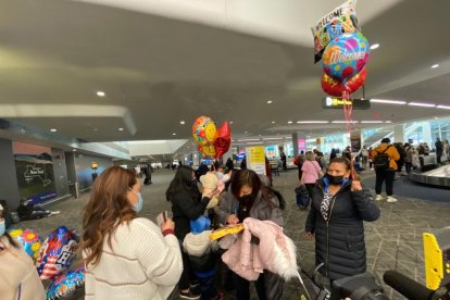 Gladys Guallpa firma los documentos legales al recibir a la menor en el aeropuerto.