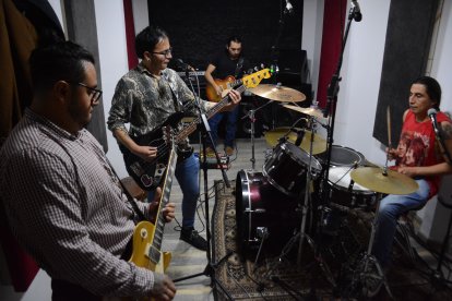 La banda se reúne dos veces por semana y tocan por más de cuatro horas consecutivas.