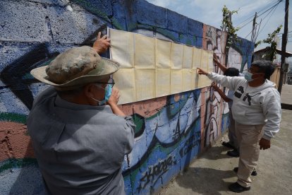 Jorge Cachipuendo indica los planos del barrio del siglo XX.