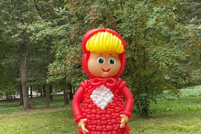 Su talento no tiene límites que hasta disfraces de globos ha confeccionado.