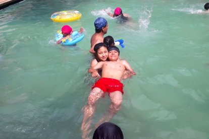 Dos veces a la semana asiste a una piscina en Carcelén para fortalecer, en la medida de lo posible, sus músculos.