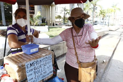 Flor expresa que, ante la variante ómicron, los ciudadanos deben cuidarse más y ser responsables para evitar medidas más restrictivas.