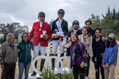 La jinete y su felicidad en el primer lugar como campeona nacional de salto.