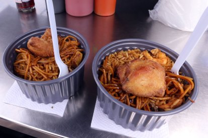 Su platillo completo tiene una presa de pollo.