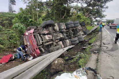 El tráiler, que era conducido hacia Santo Domingo, quedó volcado a un lado de la vía.