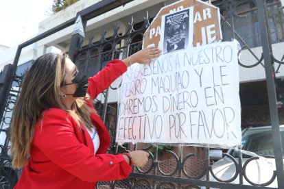 La dueña de Maquiao colocó un cartel en las rejas de la puerta del domicilio de su madre. En el papel pide que le regresen a su mascota.