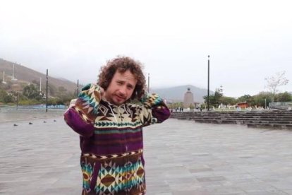 El youtuber mexicano Luisito Comunica salió en la portada de la revista fumando.