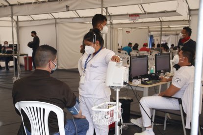 Toman la temperatura y, además, miden la saturación.