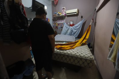 GUASMO CENTRAL. Dentro de este dormitorio fue acribillado Luis Augusto Rodríguez Vera. Tenía a su hijita de dos meses en brazos y estaba acostado en la hamaca amarilla.