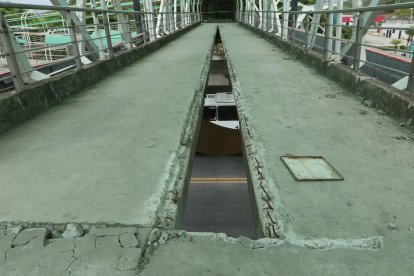 Trozos de cemento están esparcidos en el sitio, por el que ahora no se puede transitar.