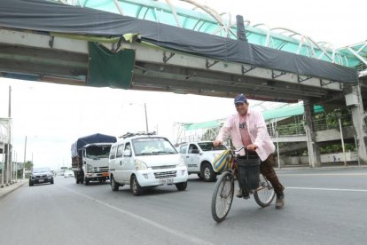 Movilidad. Para que crucen ciclistas y peatones, los agentes detienen por unos minutos el tránsito en el sitio afectado.
