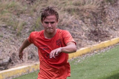 Emanuele, de 18 años, se desempeña como volante creativo o volante mixto.