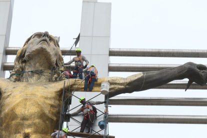 Ya en lo alto, tres líneas de vida o de seguridad sujetan a cada uno de los trabajadores.